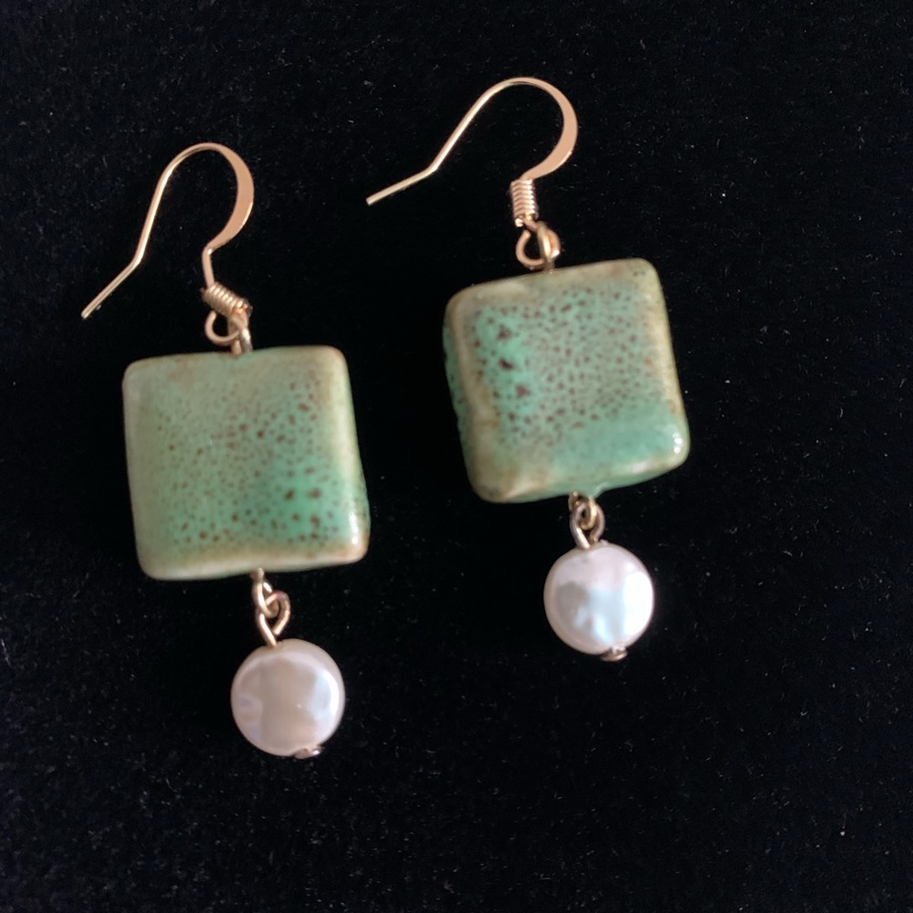 Ceramic and pearl gold earrings